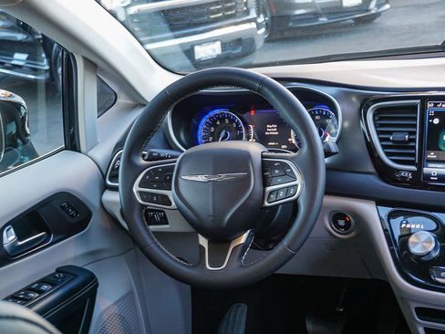 Used 2024 Chrysler Pacifica Touring-L image 17