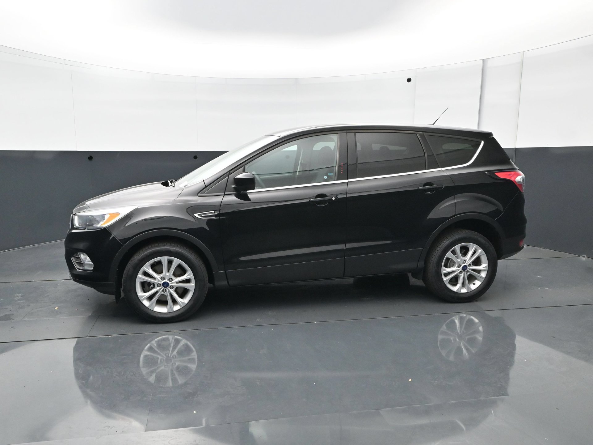 Used 2017 Ford Escape SE AWD/4WD image 3