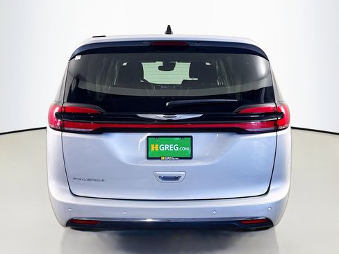 Used 2024 Chrysler Pacifica Touring-L FWD image 8