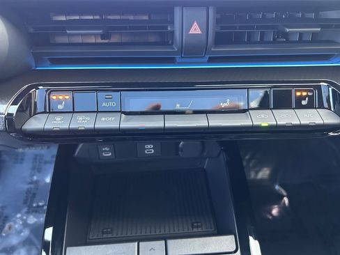 Used 2025 Toyota Prius AWD image 37