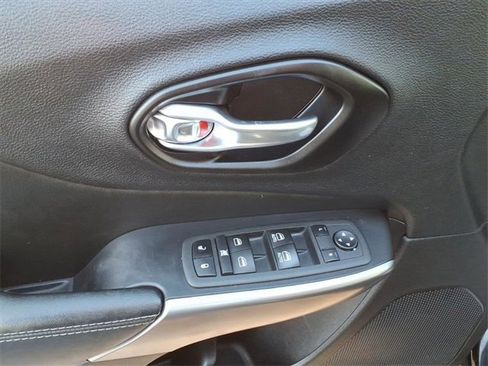 Used 2021 Jeep Cherokee Latitude Lux w/ Comfort/Convenience Group image 8