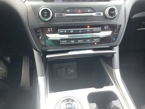 Used 2020 Ford Explorer Platinum w/ Premium Technology Package AWD/4WD image 38