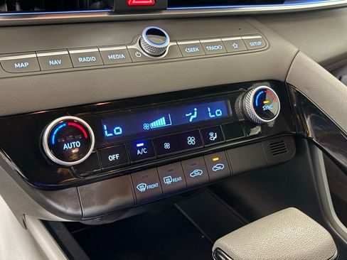 Used 2024 Hyundai Elantra Blue image 28