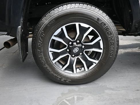 Used 2020 Toyota Tacoma TRD Sport image 10