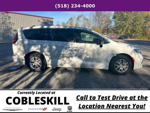 New 2026 Chrysler Pacifica Select image 5