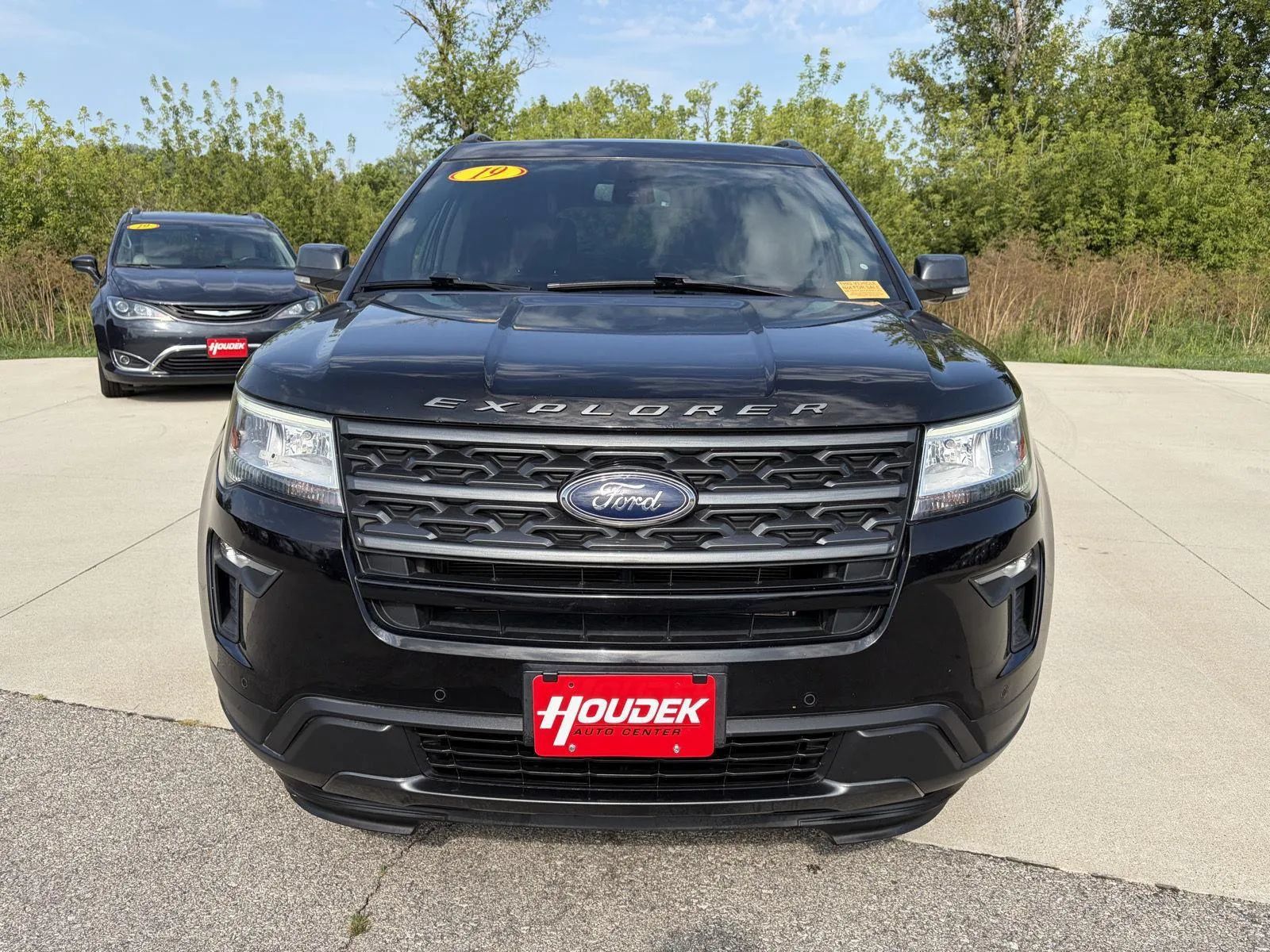 Used 2019 Ford Explorer XLT w/ Equipment Group 202A FWD image 2