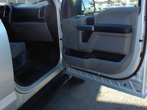 Used 2016 Ford F150 XLT AWD/4WD image 24
