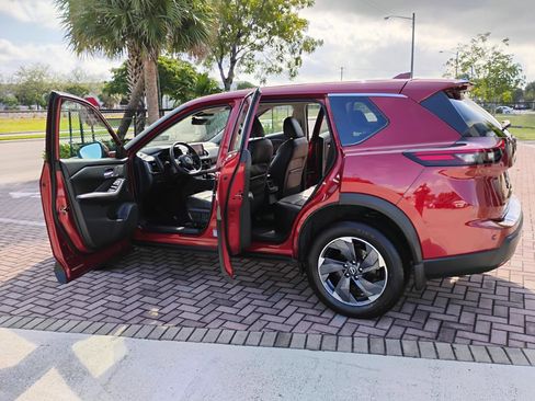 Used 2024 Nissan Rogue SV image 5