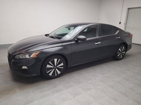 Used 2021 Nissan Altima 2.5 SV FWD image 2