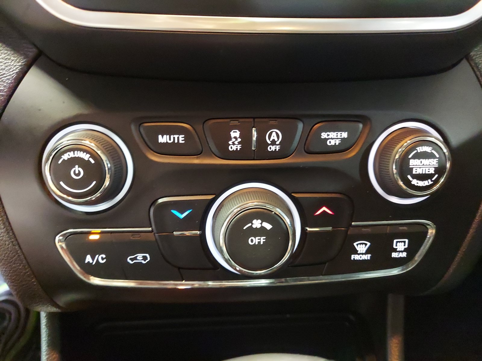 Used 2022 Jeep Cherokee Latitude AWD/4WD image 24