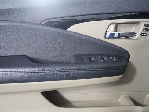 Used 2017 Honda Pilot Touring image 9