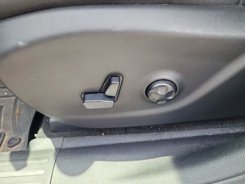 Used 2021 Jeep Cherokee Latitude Plus AWD/4WD image 17