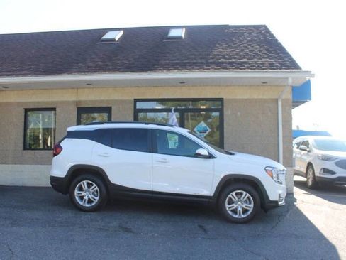 Used 2023 GMC Terrain SLE w/ Driver Convenience Package image 3