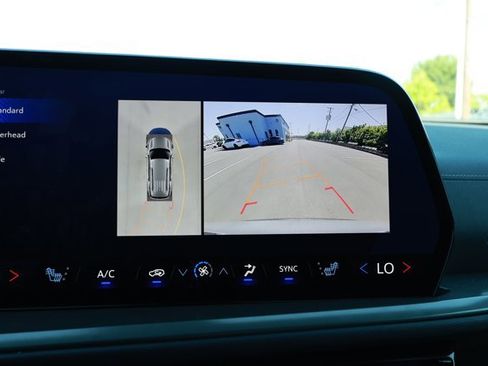 Used 2024 Chevrolet Traverse LT FWD image 13