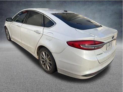 Used 2017 Ford Fusion SE w/ Fusion SE Technology Package FWD image 6
