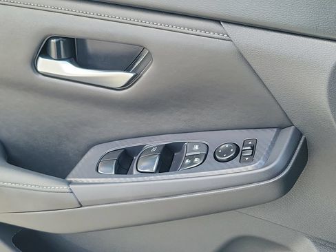 Used 2024 Nissan Sentra SV FWD image 18