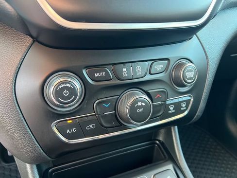 Used 2019 Jeep Cherokee Latitude w/ Cold Weather Group AWD/4WD image 19