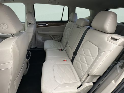 Used 2025 Volkswagen Atlas SE AWD/4WD image 10