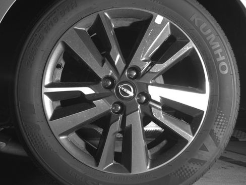 Used 2025 Nissan Versa SV FWD image 14