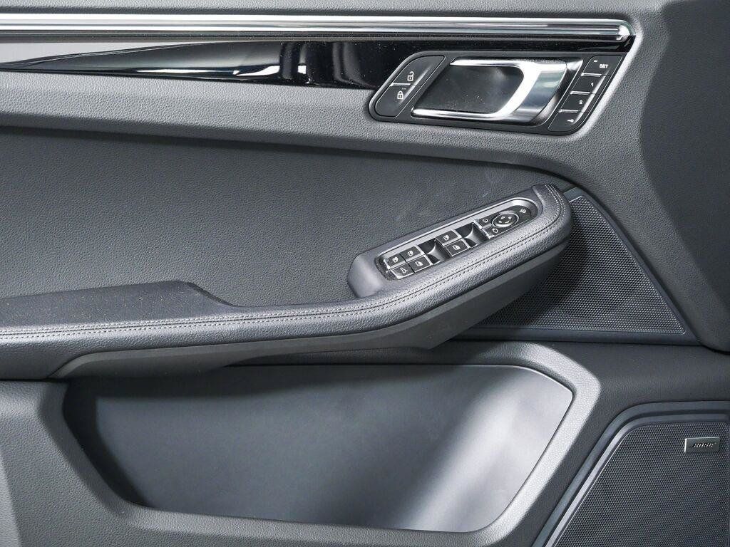 Certified 2026 Porsche Macan AWD/4WD image 6