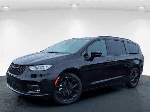 Used 2025 Chrysler Pacifica Limited FWD image 2
