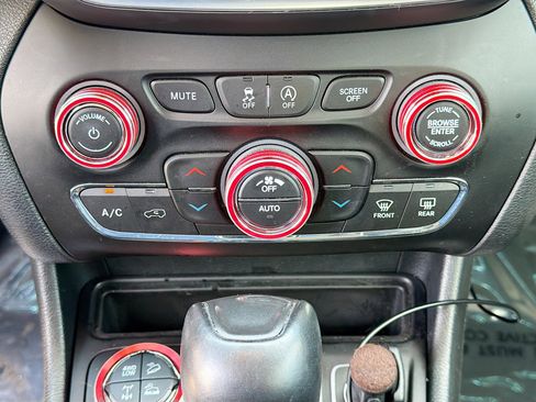 Used 2022 Jeep Cherokee Trailhawk w/ Sound & Nav Group image 32