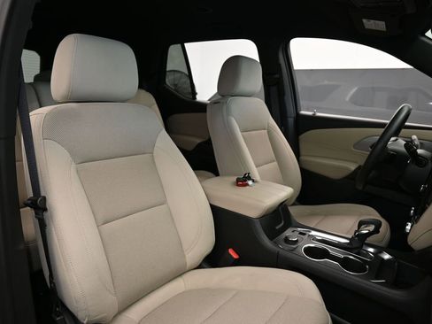 Used 2022 Chevrolet Traverse LS image 34