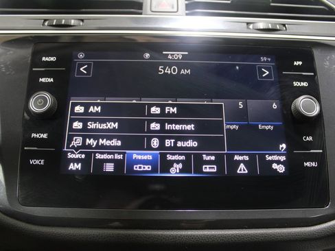 Used 2024 Volkswagen Tiguan SE image 46