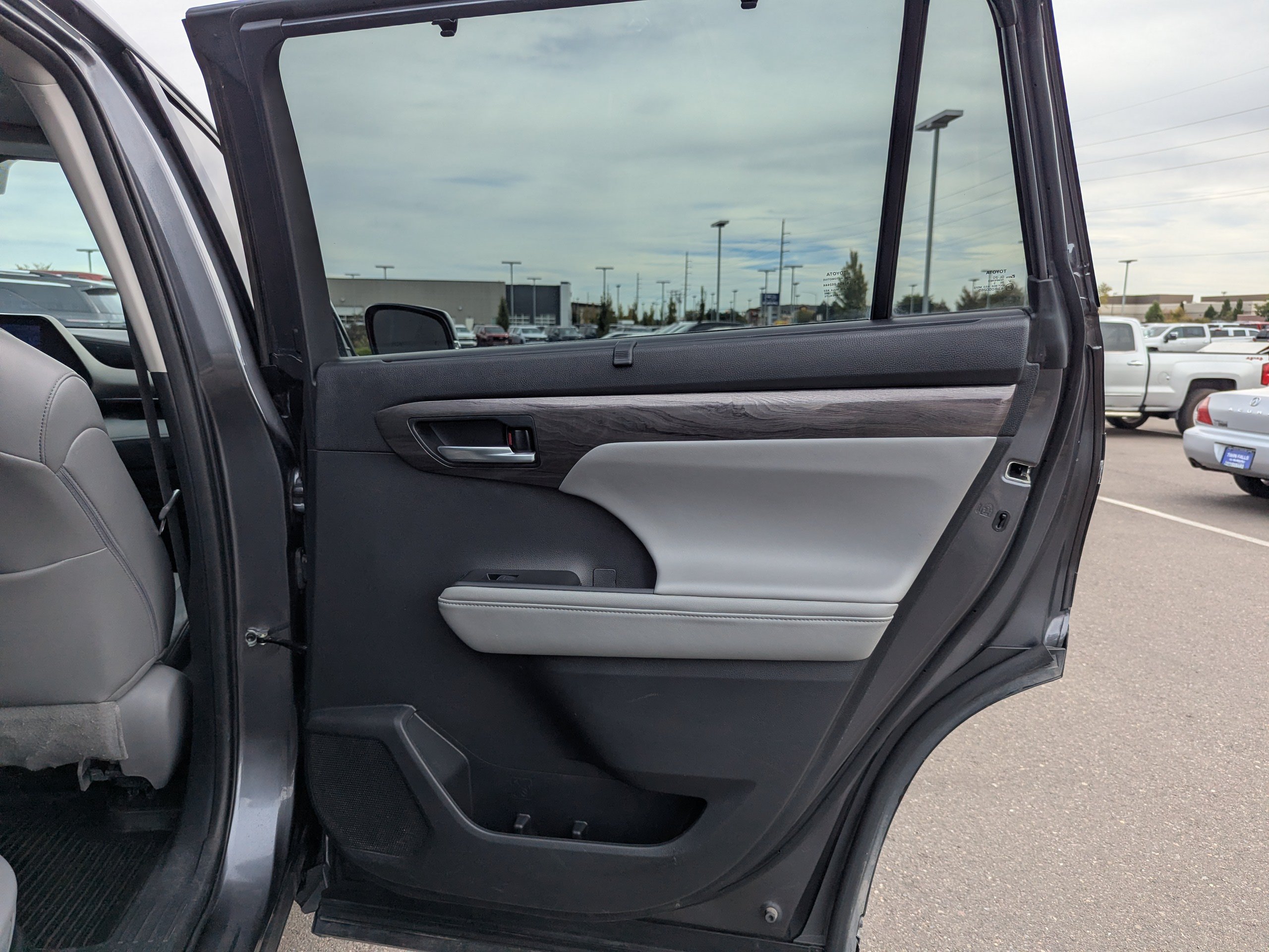 Used 2023 Toyota Highlander Limited AWD/4WD image 37