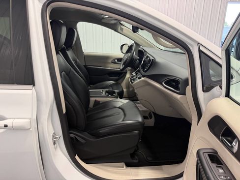 Used 2023 Chrysler Pacifica Touring-L FWD image 12