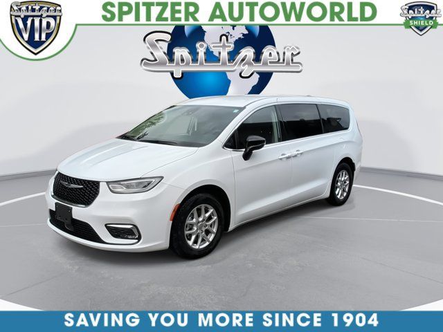 Used 2024 Chrysler Pacifica Touring-L FWD image 4