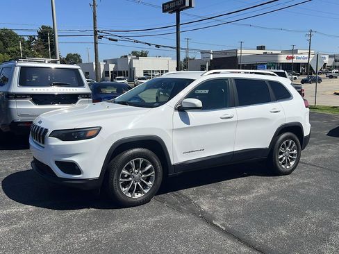 Used 2019 Jeep Cherokee Latitude Plus w/ Cold Weather Group AWD/4WD image 1