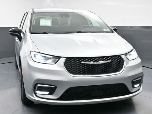 Used 2024 Chrysler Pacifica Touring-L image 4