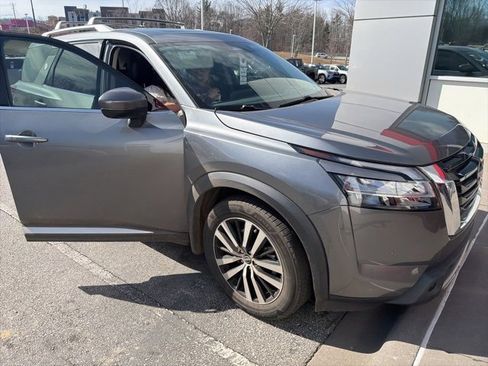 Used 2023 Nissan Pathfinder Platinum w/ Cargo Package image 6