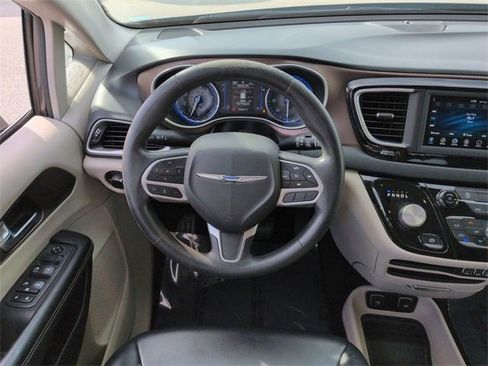 Certified 2021 Chrysler Voyager Lxi image 15