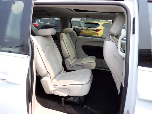 Used 2017 Chrysler Pacifica Limited w/ Advanced Safetytec Group FWD image 10