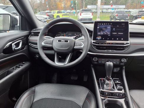 Used 2024 Jeep Compass Trailhawk w/ Trailhawk Convenience Group image 8