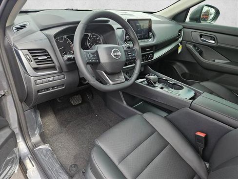 Used 2025 Nissan Rogue SV w/ SV Premium Package image 3