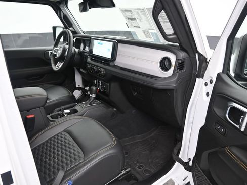 Used 2024 Jeep Wrangler Unlimited Sahara w/ Technology Group AWD/4WD image 33
