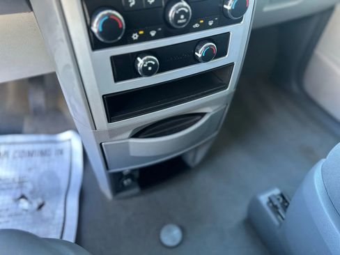 Used 2009 Chrysler Town & Country Touring FWD image 15
