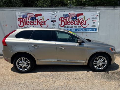 Used 2016 Volvo XC60 T5 Premier w/ Proximity Package FWD image 2