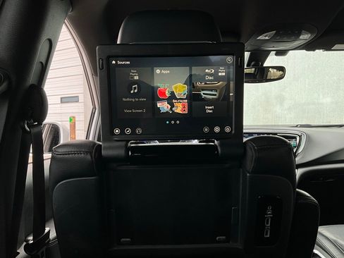 Used 2020 Chrysler Pacifica Touring-L Plus w/ S Appearance Package image 15