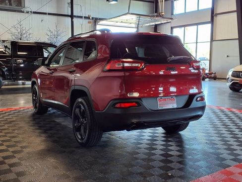 Used 2017 Jeep Cherokee Sport FWD image 4