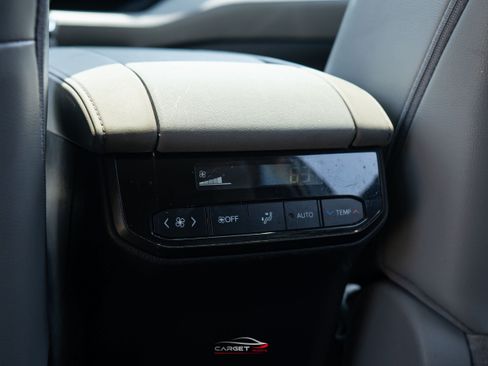 Used 2021 Toyota Highlander XLE AWD/4WD image 23
