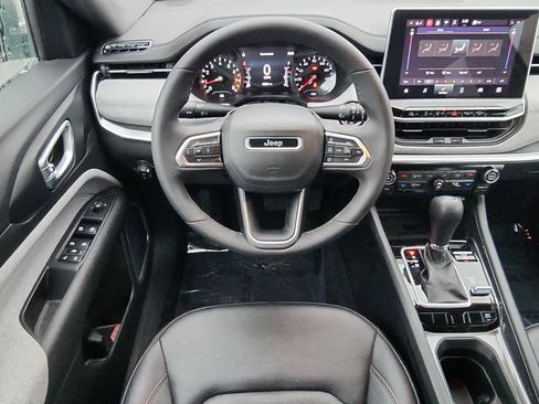 Used 2024 Jeep Compass Latitude image 8