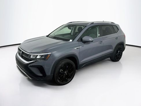 Used 2023 Volkswagen Taos SE w/ Panoramic Sunroof Package FWD image 3