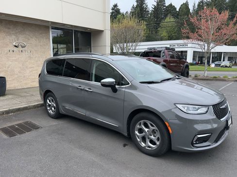 Used 2023 Chrysler Pacifica Limited FWD image 13