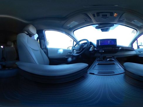 Used 2025 Toyota Sienna XLE FWD image 41