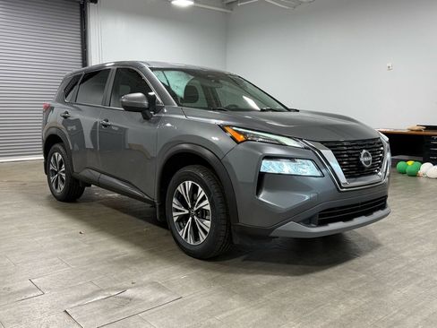 Used 2023 Nissan Rogue SV image 2