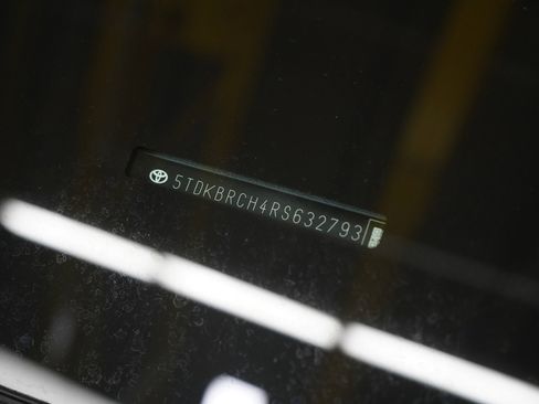 Used 2024 Toyota Highlander XLE image 24